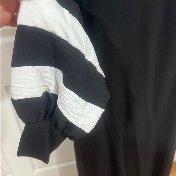 Pre-loved🖤🖤Elegant Black and White Striped Sleeve Dress - Picture 5 of 15